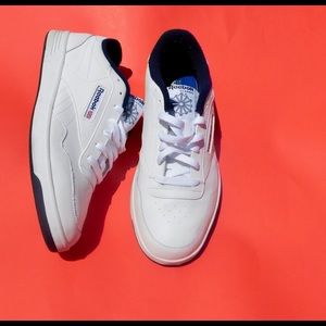 Classic Reebok Men’s shoe size 11.5 white w/ blue